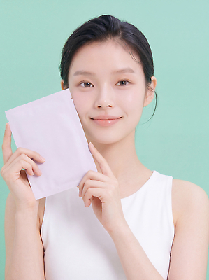 JPG 편집이미지 손 여자 얼굴 포즈 봉투 미소 뷰티 상품 피부관리 패키지 스킨케어 의료성형뷰티 편집실사 AI인물포토 AI콘텐츠 표정 사람 신체부위 CG 파일형식 AI포토