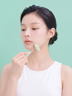 JPG 편집이미지 여자 얼굴 건강 관리 화장 뷰티 청결 화장품 마사지 피부 피부관리 롤러 스킨케어 의료성형뷰티 편집실사 AI인물포토 AI콘텐츠 사람 신체부위 위생 CG 파일형식 AI포토