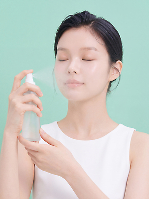 JPG 편집이미지 여자 얼굴 상의 관리 뷰티 화장품 피부 피부관리 스프레이 스킨케어 미스트 의료성형뷰티 편집실사 AI인물포토 AI콘텐츠 옷 사람 신체부위 CG 파일형식 AI포토