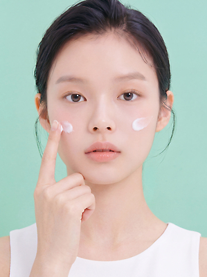 JPG 편집이미지 손 여자 얼굴 화장 뷰티 화장품 촉촉함 피부 크림 피부관리 스킨케어 의료성형뷰티 편집실사 AI인물포토 AI콘텐츠 사람 신체부위 젖음 CG 파일형식 AI포토