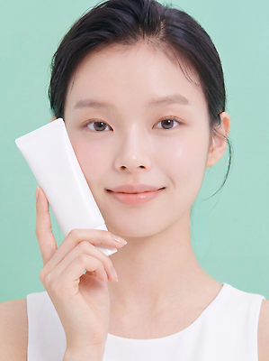 JPG 편집이미지 손 여자 얼굴 건강 관리 화장 뷰티 화장품 세수 상품 피부 피부관리 스킨케어 의료성형뷰티 편집실사 AI인물포토 AI콘텐츠 사람 신체부위 청결 CG 파일형식 AI포토 위생