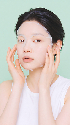 JPG 편집이미지 손 여자 얼굴 관리 뷰티 화장품 집중 피부 피부관리 스킨케어 마스크팩 의료성형뷰티 편집실사 AI인물포토 AI콘텐츠 컨셉 사람 신체부위 CG 팩 파일형식 AI포토