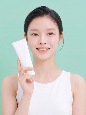 JPG 편집이미지 손 여자 얼굴 미소 화장 뷰티 화장품 상품 피부 피부관리 스킨케어 의료성형뷰티 편집실사 AI인물포토 AI콘텐츠 표정 사람 신체부위 CG 파일형식 AI포토