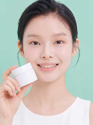 JPG 편집이미지 손 여자 포즈 관리 미소 빛 화장 뷰티 상품 피부 피부관리 스킨케어 의료성형뷰티 편집실사 AI인물포토 AI콘텐츠 표정 사람 신체부위 CG 파일형식 AI포토