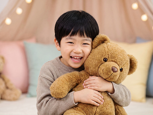 JPG 편집이미지 행복 어린이 인형 쿠션 포옹 놀이 실내 웃음 곰인형 기쁨 방 편안함 담요 의료성형뷰티 애착인형 편집실사 감정 안기 표정 사람 내부 감각 CG 파일형식 모션