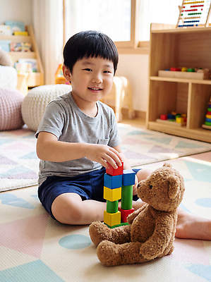 JPG 편집이미지 어린이 인형 거실 놀이 웃음 장난감 쌓기 블록 즐거움 손재주 의료성형뷰티 애착인형 편집실사 감정 모션 표정 사람 CG 파일형식