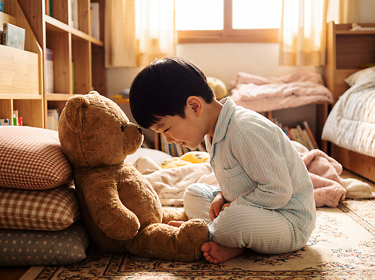 JPG 편집이미지 응시 어린이 인형 책장 앉기 곰인형 방 잠옷 침대 눈 무릎 방안 의료성형뷰티 애착인형 편집실사 시선 옷 가구 모션 사람 신체부위 CG 파일형식 생활용품 오브젝트