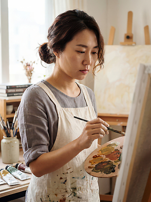 JPG 편집이미지 여자 예술 미술 도구 붓 작업 그리기 작업실 팔레트 집중 그림 화실 캔버스 창의성 의료성형뷰티 편집실사 컨셉 모션 문화예술 사람 CG 미술실 파일형식