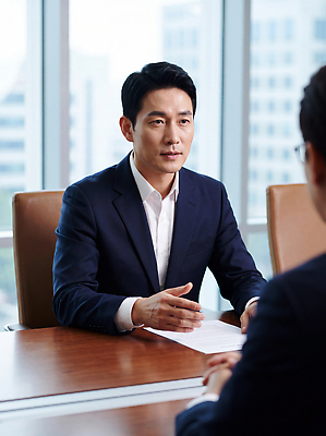 JPG 편집이미지 남자 탁자 회의 악수 직장 대화 협상 사무실 업무 직장인 전문직 회의실 리더 소통 의료성형뷰티 편집실사 직업 가구 컨셉 회사 비즈니스 말하기 사람 손짓 작업 CG 파일형식 생활용품 모션 오브젝트