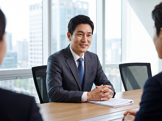 JPG 편집이미지 직업 남자 회의 직장 표정 대화 웃음 사람 앉기 사무실 전문직 리더 인터뷰 소통 의료성형뷰티 편집실사 컨셉 회사 비즈니스 모션 말하기 CG 파일형식