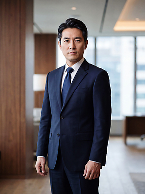 JPG 편집이미지 남자 비즈니스 창문 직장 실내 풍경 정장 사무실 작업 모던 리더 의료성형뷰티 편집실사 옷 회사 사람 내부 CG 파일형식