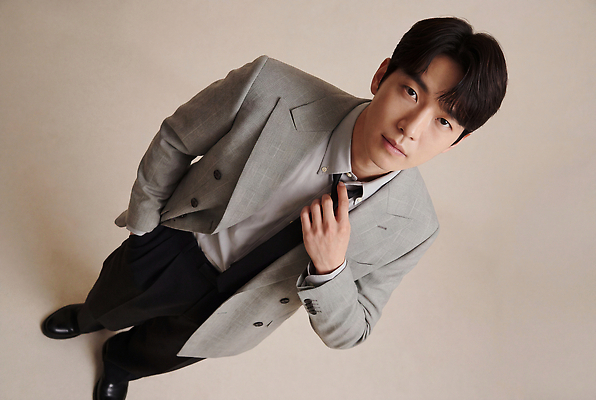 JPG 편집이미지 옷 패션 남자 포즈 넥타이 표정 정장 촬영 의료성형뷰티 스타일 편집실사 AI인물포토 AI콘텐츠 잡화 사람 CG 파일형식 AI포토