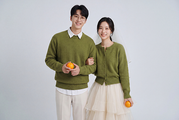 JPG 편집이미지 부부 커플 여자 패션 남자 웨딩드레스 귤 함께함 면사포 사랑 웃음 캐주얼 팔짱 낭만 스웨터 신랑신부 의료성형뷰티 웨딩촬영 편집실사 AI인물포토 AI콘텐츠 드레스 옷 감정 신부 신랑 결혼 컨셉 상의 과일 관계 모션 표정 사람 CG 결혼소품 기념사진 파일형식 AI포토 이벤트 오브젝트