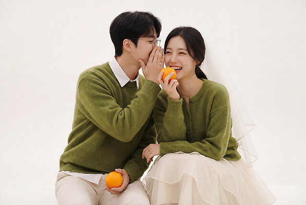 JPG 편집이미지 부부 커플 패션 행복 웨딩드레스 과일 귤 면사포 대화 사랑 웃음 캐주얼 사진촬영 낭만 즐거움 신랑신부 의료성형뷰티 스타일 웨딩촬영 편집실사 AI인물포토 AI콘텐츠 드레스 옷 감정 신부 신랑 결혼 컨셉 관계 표정 말하기 촬영 CG 결혼소품 기념사진 파일형식 AI포토 모션 이벤트 오브젝트