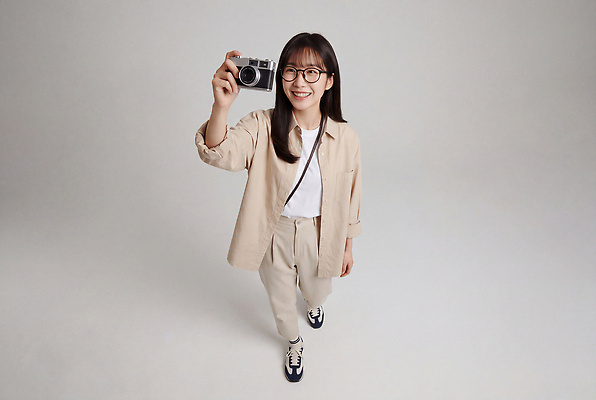 JPG 편집이미지 옷 여자 안경 포즈 장신구 미소 카메라 사진촬영 방 의료성형뷰티 스타일 편집실사 AI인물포토 AI콘텐츠 잡화 표정 사람 전자제품 촬영 CG 파일형식 AI포토
