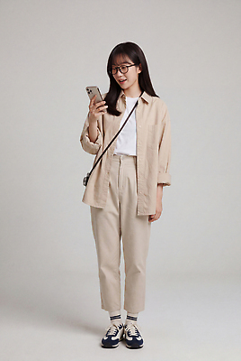JPG 모델 편집이미지 응시 옷 여자 패션 안경 신발 스튜디오 서기 일상 스마트폰 카메라 베이지색 의료성형뷰티 편집실사 AI인물포토 AI콘텐츠 시선 잡화 컬러 모션 사람 라이프 전자제품 핸드폰 스마트기기 CG 파일형식 AI포토 생활