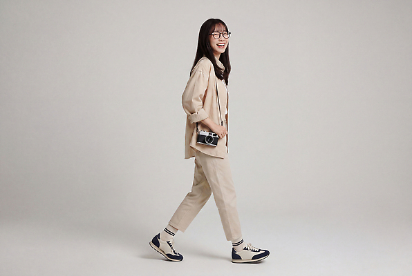 JPG 모델 편집이미지 옷 여자 패션 안경 포즈 스튜디오 웃음 걷기 카메라 촬영 베이지색 의료성형뷰티 스타일 편집실사 AI인물포토 AI콘텐츠 잡화 컬러 모션 표정 사람 전자제품 CG 파일형식 AI포토