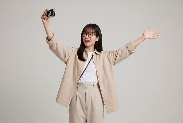JPG 편집이미지 옷 여자 행복 안경 포즈 스튜디오 표정 웃음 카메라 촬영 의료성형뷰티 편집실사 AI인물포토 AI콘텐츠 잡화 감정 사람 전자제품 CG 파일형식 AI포토