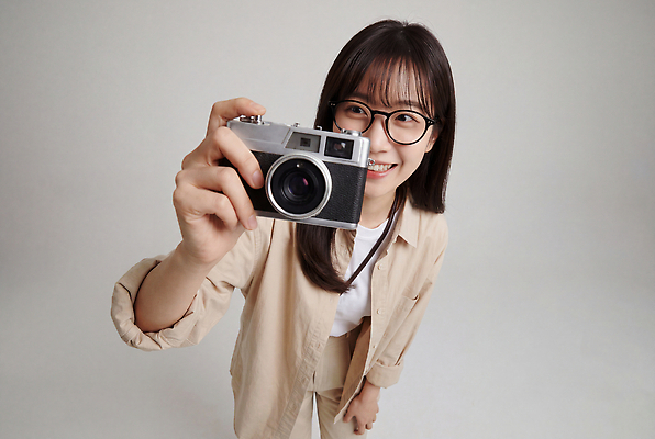 JPG 편집이미지 옷 여자 안경 스튜디오 표정 웃음 카메라 촬영 작업 베이지색 의료성형뷰티 편집실사 AI인물포토 AI콘텐츠 잡화 컬러 사람 전자제품 CG 파일형식 AI포토