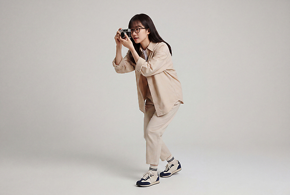 JPG 편집이미지 옷 여자 안경 포즈 스튜디오 카메라 촬영 장비 사진사 의료성형뷰티 편집실사 AI인물포토 AI콘텐츠 잡화 사람 전자제품 작가 CG 파일형식 AI포토 직업