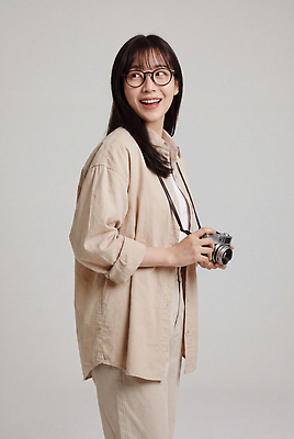JPG 편집이미지 옷 여자 행복 안경 실내 웃음 취미 카메라 촬영 사진사 즐거움 의료성형뷰티 편집실사 AI인물포토 AI콘텐츠 잡화 감정 표정 사람 내부 전자제품 작가 CG 파일형식 AI포토 직업