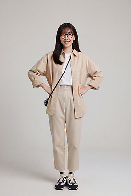 JPG 편집이미지 헤어스타일 옷 여자 패션 안경 포즈 셔츠 바지 실내 웃음 일상 캐주얼 카메라 의료성형뷰티 스타일 편집실사 AI인물포토 AI콘텐츠 잡화 상의 하의 표정 사람 내부 라이프 전자제품 CG 파일형식 AI포토 생활