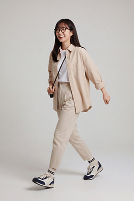 JPG 편집이미지 긴머리 여자 패션 안경 포즈 운동화 신발 셔츠 바지 실내 미소 걷기 카메라 베이지색 의료성형뷰티 스타일 편집실사 AI인물포토 AI콘텐츠 헤어스타일 잡화 컬러 상의 모션 하의 표정 사람 내부 전자제품 CG 파일형식 AI포토 옷