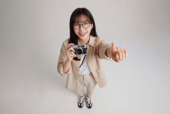 JPG 편집이미지 옷 여자 안경 포즈 실내 웃음 카메라 촬영 가리킴 오브젝트 의료성형뷰티 스타일 편집실사 AI인물포토 AI콘텐츠 잡화 표정 사람 손짓 내부 전자제품 CG 파일형식 AI포토 모션