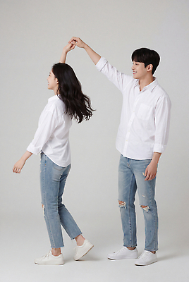 JPG 편집이미지 커플 옷 여자 남자 실내 표정 웃음 손잡기 청바지 춤 즐거움 의료성형뷰티 편집실사 AI인물포토 AI콘텐츠 감정 바지 관계 모션 문화예술 사람 내부 CG 파일형식 AI포토 하의