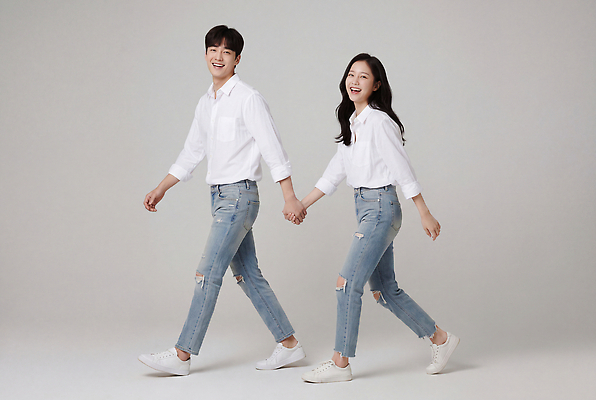 JPG 편집이미지 커플 여자 패션 남자 데이트 사랑 웃음 걷기 손잡기 청바지 의료성형뷰티 스타일 편집실사 AI인물포토 AI콘텐츠 감정 바지 관계 모션 표정 사람 CG 파일형식 AI포토 하의 옷