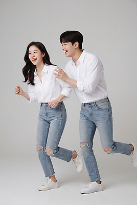 JPG 모델 편집이미지 커플 여자 남자 운동화 셔츠 스튜디오 웃음 달리기 청바지 즐거움 의료성형뷰티 편집실사 AI인물포토 AI콘텐츠 감정 신발 상의 바지 관계 모션 표정 사람 CG 파일형식 AI포토 옷 하의