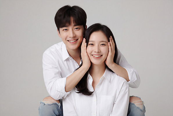 JPG 편집이미지 헤어스타일 커플 옷 여자 남자 얼굴 포즈 스튜디오 웃음 여러명 편안함 귀막기 의료성형뷰티 편집실사 AI인물포토 AI콘텐츠 다수 관계 표정 사람 손짓 신체부위 감각 CG 파일형식 AI포토 모션