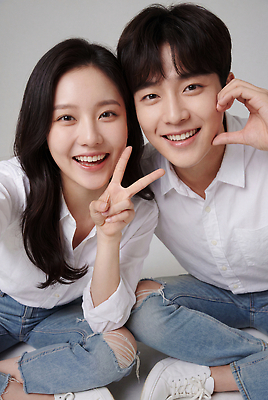 JPG 편집이미지 커플 여자 남자 포즈 표정 웃음 두명 청바지 셀프카메라 의료성형뷰티 편집실사 AI인물포토 AI콘텐츠 바지 관계 사람 사진촬영 CG 파일형식 AI포토 하의 촬영 옷
