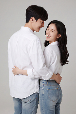JPG 편집이미지 커플 응시 여자 남자 포즈 셔츠 관계 스튜디오 사랑 웃음 두명 청바지 즐거움 소통 의료성형뷰티 편집실사 AI인물포토 AI콘텐츠 시선 감정 컨셉 상의 바지 표정 사람 CG 파일형식 AI포토 옷 하의