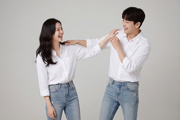JPG 편집이미지 커플 여자 남자 장난 관계 스튜디오 웃음 촬영 청바지 의료성형뷰티 편집실사 AI인물포토 AI콘텐츠 바지 표정 사람 CG 파일형식 AI포토 하의 옷