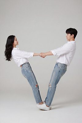 JPG 모델 편집이미지 커플 여자 남자 포즈 웃음 촬영 청바지 흰옷 의료성형뷰티 편집실사 AI인물포토 AI콘텐츠 옷 바지 관계 표정 사람 CG 파일형식 AI포토 하의