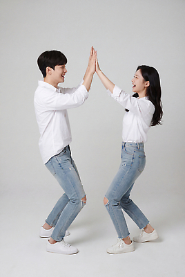 JPG 편집이미지 커플 여자 남자 포즈 관계 서기 웃음 촬영 즐거움 소통 의료성형뷰티 편집실사 AI인물포토 AI콘텐츠 감정 컨셉 모션 표정 사람 CG 파일형식 AI포토