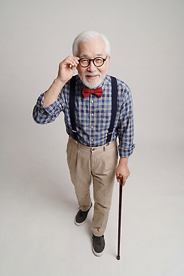 JPG 편집이미지 시선 패션 할아버지 노년 안경 포즈 셔츠 바지 지팡이 수염 표정 손잡이 미소 멜빵바지 의료성형뷰티 편집실사 AI인물포토 AI콘텐츠 잡화 남자 상의 하의 성인 멜빵 CG 파일형식 AI포토 옷 사람