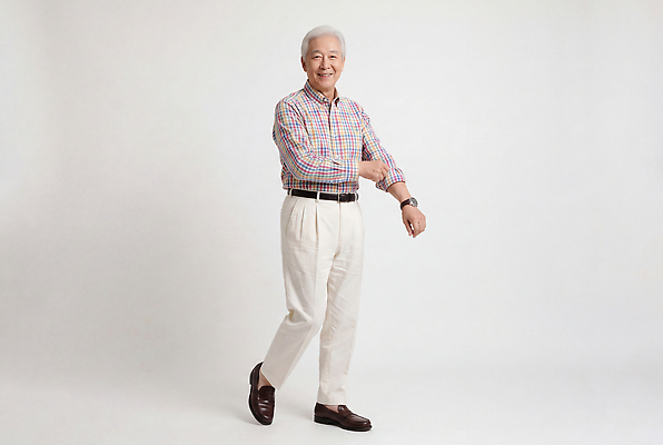 JPG 편집이미지 옷 할아버지 노년 남자 포즈 셔츠 바지 스튜디오 웃음 사람 캐주얼 체크무늬 의료성형뷰티 스타일 편집실사 AI인물포토 AI콘텐츠 상의 무늬 하의 표정 성인 CG 파일형식 AI포토