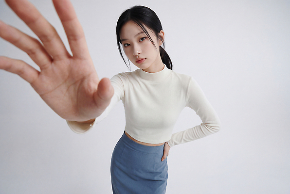 JPG 모델 편집이미지 응시 여자 패션 포즈 상의 앞모습 치마 청치마 의료성형뷰티 편집실사 AI인물포토 AI콘텐츠 시선 옷 뷰포인트 하의 사람 CG 파일형식 AI포토