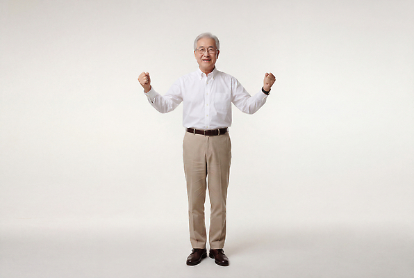 JPG 편집이미지 옷 할아버지 노년 남자 행복 포즈 셔츠 비즈니스 바지 웃음 의료성형뷰티 편집실사 AI인물포토 AI콘텐츠 감정 상의 하의 표정 사람 성인 CG 파일형식 AI포토