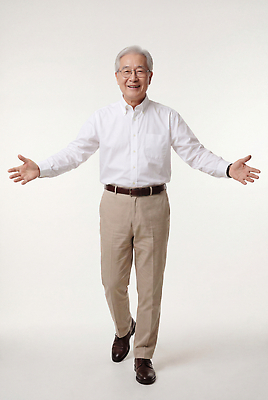 JPG 편집이미지 할아버지 노년 남자 행복 포즈 표정 서기 웃음 의료성형뷰티 편집실사 AI인물포토 AI콘텐츠 감정 모션 사람 성인 CG 파일형식 AI포토