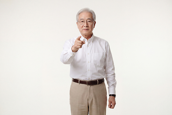 JPG 편집이미지 할아버지 노년 남자 포즈 말하기 서기 일상 가리킴 질문 의사소통 의료성형뷰티 편집실사 AI인물포토 AI콘텐츠 모션 사람 손짓 성인 라이프 CG 파일형식 AI포토 생활