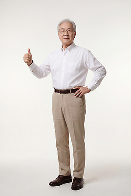 JPG 편집이미지 할아버지 노년 남자 포즈 표정 웃음 따봉 소통 기념사진 의료성형뷰티 스타일 편집실사 AI인물포토 AI콘텐츠 컨셉 사람 성인 엄지손가락 최고 CG 파일형식 AI포토 손가락 손 신체부위