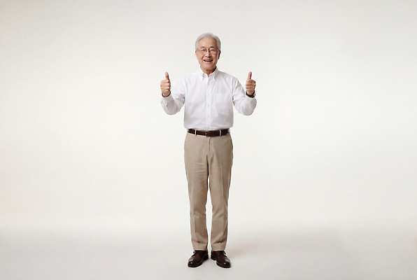 JPG 편집이미지 옷 할아버지 노년 남자 행복 포즈 미소 따봉 의료성형뷰티 좋음 편집실사 AI인물포토 AI콘텐츠 감정 컨셉 표정 사람 성인 엄지손가락 최고 CG 파일형식 AI포토 손가락 손 신체부위