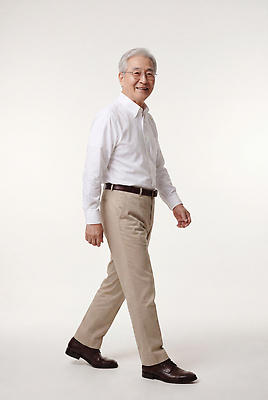 JPG 편집이미지 할아버지 노년 남자 얼굴 셔츠 바지 실내 웃음 걷기 의료성형뷰티 편집실사 AI인물포토 AI콘텐츠 상의 모션 하의 표정 사람 성인 내부 신체부위 CG 파일형식 AI포토 옷