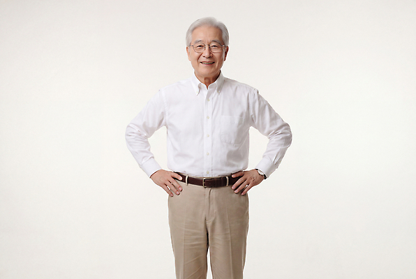JPG 편집이미지 옷 할아버지 노년 남자 셔츠 바지 서기 미소 방 편안함 허리 의료성형뷰티 편집실사 AI인물포토 AI콘텐츠 상의 모션 하의 표정 사람 성인 신체부위 감각 CG 파일형식 AI포토