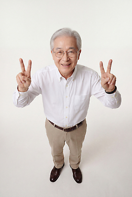 JPG 편집이미지 할아버지 노년 남자 행복 포즈 실내 웃음 평화 브이 소통 의료성형뷰티 편집실사 AI인물포토 AI콘텐츠 감정 컨셉 표정 사람 손짓 성인 내부 CG 파일형식 AI포토 모션