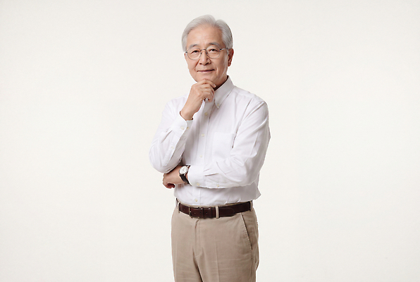 JPG 편집이미지 할아버지 노년 남자 셔츠 바지 서기 성인 즐거움 의료성형뷰티 편집실사 AI인물포토 AI콘텐츠 감정 상의 모션 하의 사람 CG 파일형식 AI포토 옷