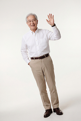 JPG 편집이미지 옷 할아버지 노년 남자 포즈 셔츠 바지 웃음 인사 주머니 의료성형뷰티 편집실사 AI인물포토 AI콘텐츠 상의 하의 표정 사람 성인 예절 CG 파일형식 AI포토